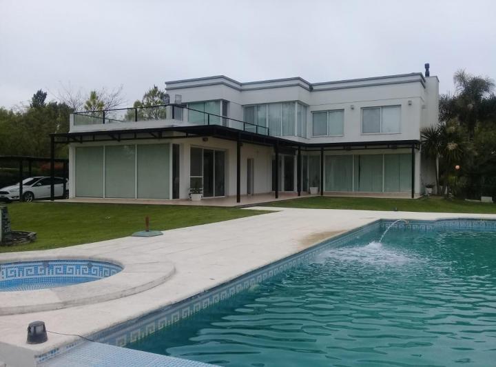 Casa · 350m² · 6 Ambientes · 1 Cochera