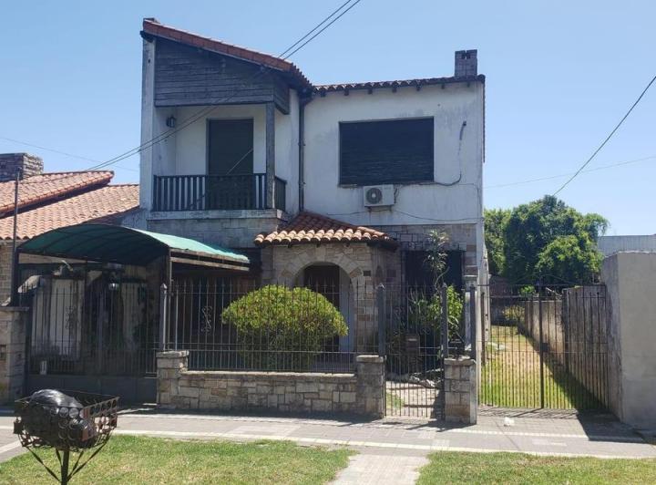 Casa · 1m² · 5 Ambientes · 2 Cocheras