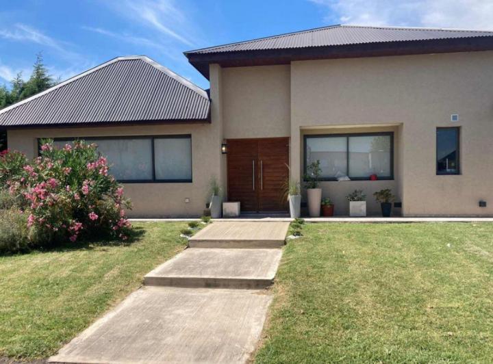 Casa · 130m² · 5 Ambientes · 2 Cocheras