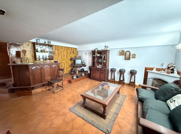 Casa · 415m² · 5 Ambientes · 1 Cochera