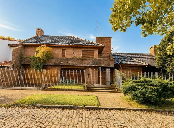 Casa · 390m² · 7 Ambientes · 3 Cocheras