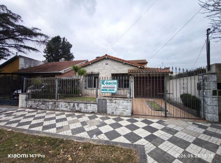 Casa · 300m² · 6 Ambientes · 4 Cocheras