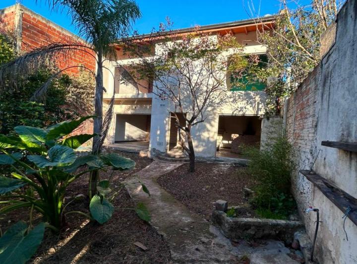 Casa · 200m² · 4 Ambientes · 6 Cocheras