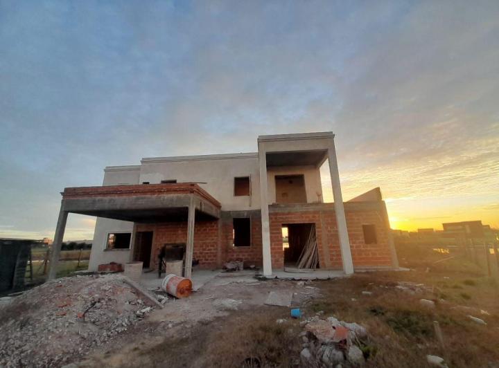 Casa · 263m² · 6 Ambientes · 4 Cocheras