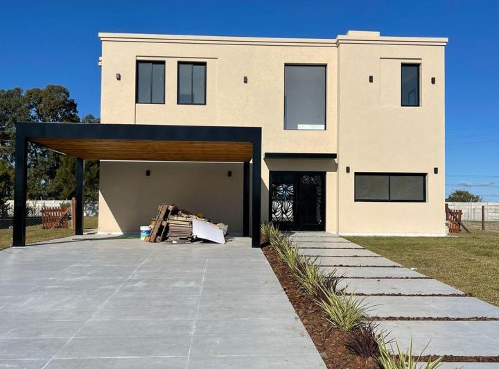 Casa · 290m² · 5 Ambientes · 2 Cocheras