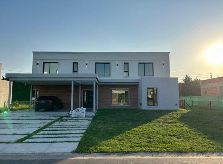 Casa · 5 Ambientes · 2 Cocheras