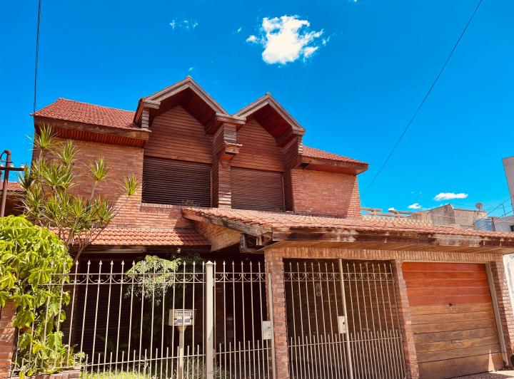 Casa · 350m² · 6 Ambientes · 2 Cocheras