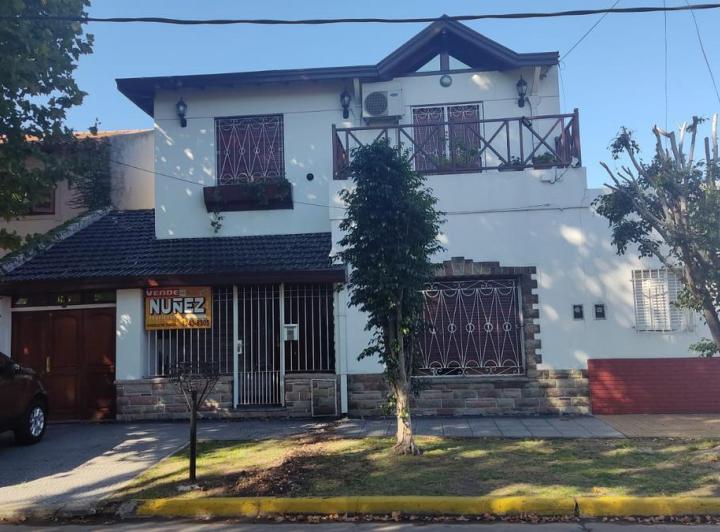 Casa · 200m² · 5 Ambientes · 3 Cocheras
