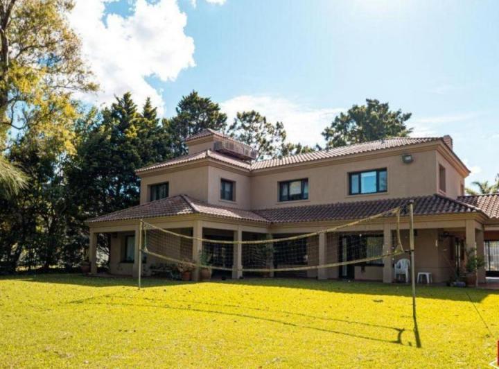 Casa · 590m² · 6 Ambientes · 1 Cochera