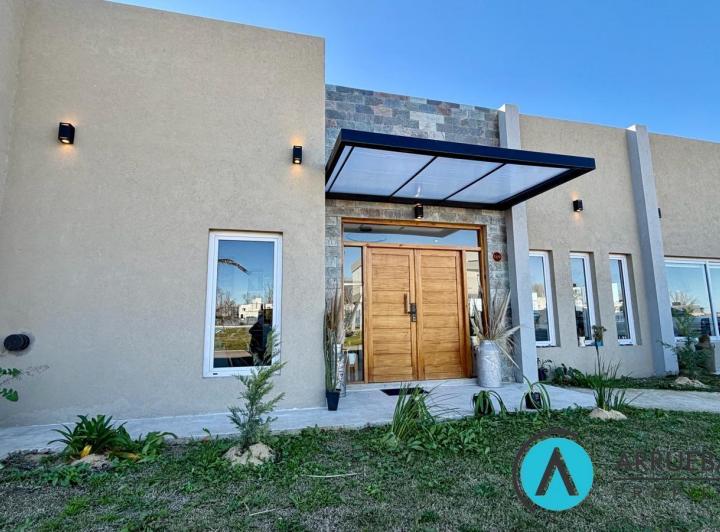 Casa · 200m² · 5 Ambientes · 6 Cocheras