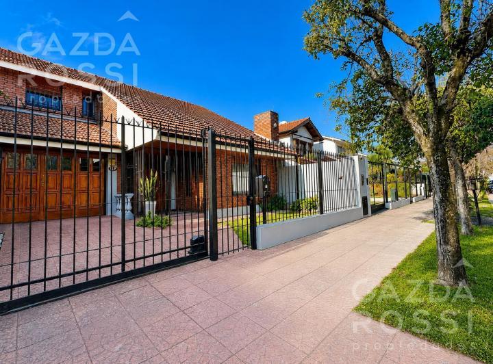 Casa · 250m² · 5 Ambientes · 3 Cocheras