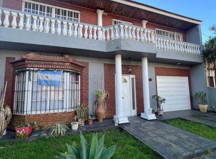 Casa · 150m² · 5 Ambientes · 2 Cocheras