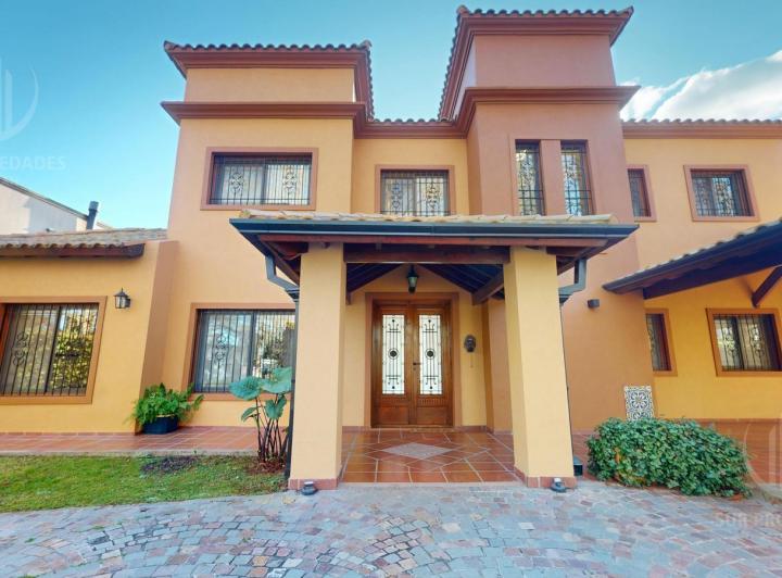 Casa · 267m² · 7 Ambientes · 6 Cocheras