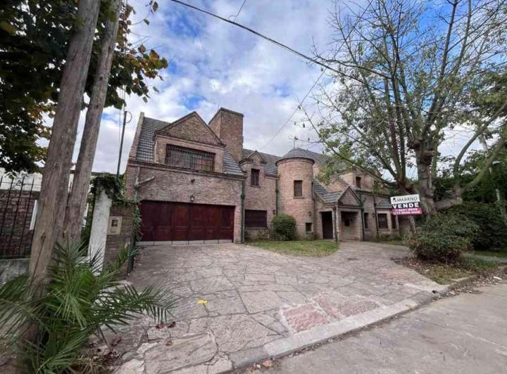 Casa · 407m² · 6 Ambientes · 1 Cochera