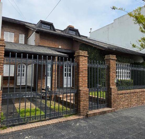 Casa · 235m² · 6 Ambientes · 2 Cocheras