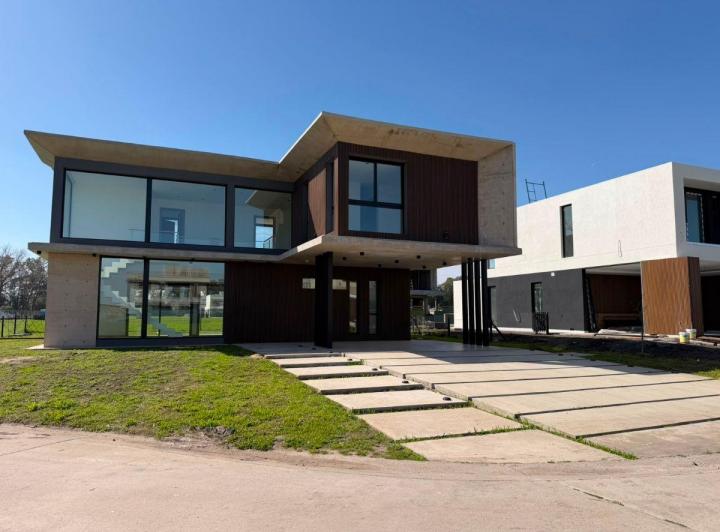 Casa · 220m² · 5 Ambientes · 2 Cocheras