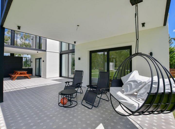 Casa · 200m² · 7 Ambientes · 2 Cocheras