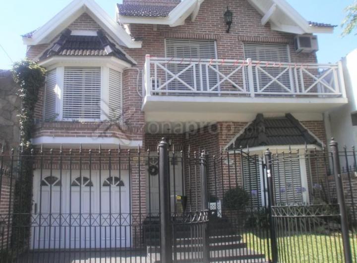 Casa · 320m² · 7 Ambientes · 4 Cocheras