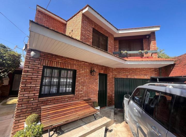 Casa · 200m² · 6 Ambientes · 4 Cocheras