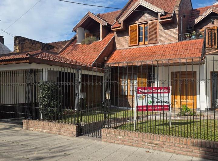 Casa · 203m² · 5 Ambientes · 2 Cocheras