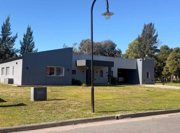 Casa · 200m² · 5 Ambientes · 4 Cocheras