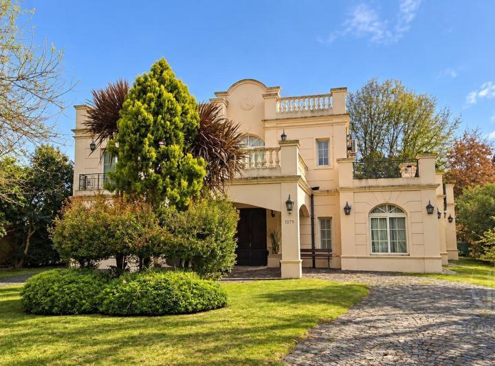Casa · 330m² · 10 Ambientes · 2 Cocheras