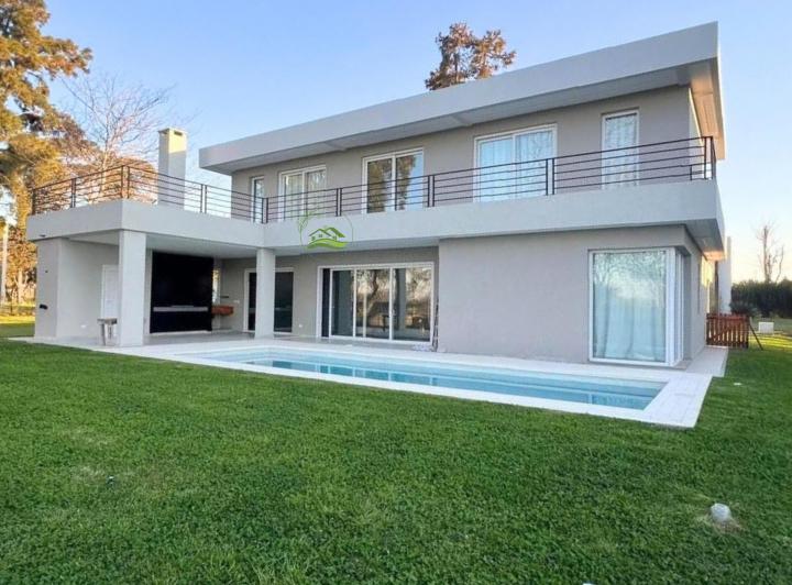 Casa · 340m² · 5 Ambientes · 2 Cocheras