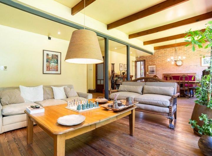 Casa · 218m² · 5 Ambientes · 2 Cocheras