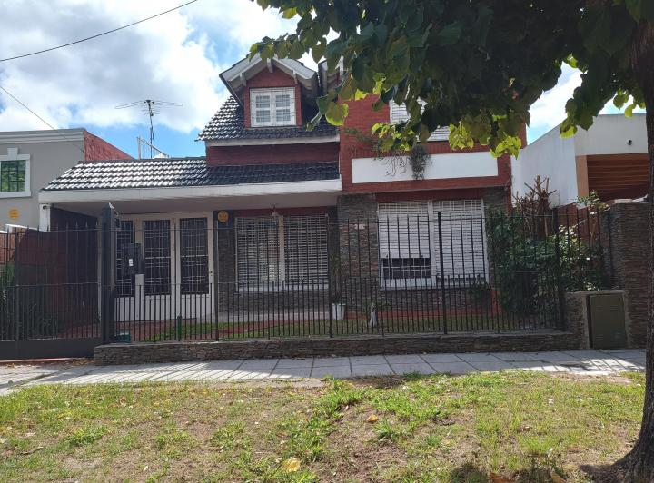 Casa · 220m² · 5 Ambientes · 2 Cocheras