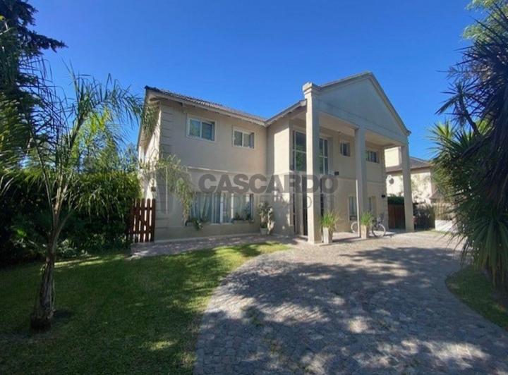 Casa · 361m² · 6 Ambientes · 4 Cocheras
