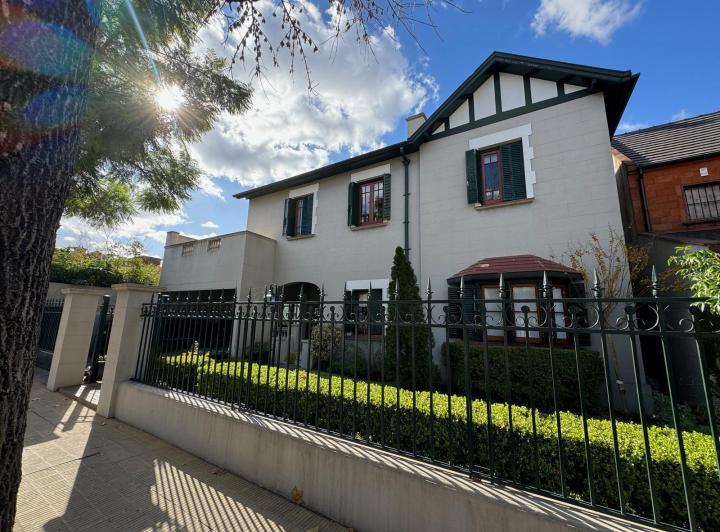 Casa · 300m² · 8 Ambientes · 4 Cocheras