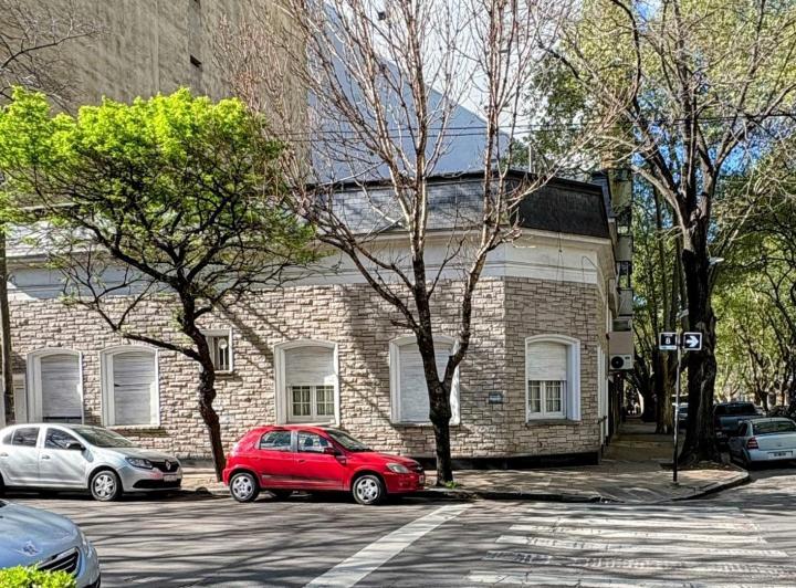 Casa · 255m² · 6 Ambientes · 1 Cochera