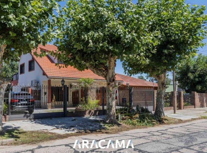 Casa · 360m² · 7 Ambientes · 2 Cocheras