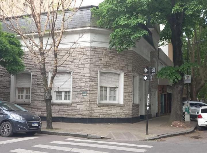 Casa · 210m² · 6 Ambientes · 1 Cochera