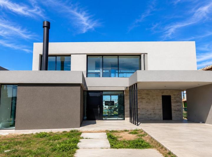 Casa · 239m² · 5 Ambientes · 4 Cocheras
