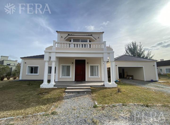 Casa · 300m² · 6 Ambientes · 1 Cochera