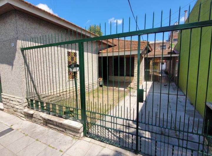 Casa · 1m² · 5 Ambientes · 2 Cocheras