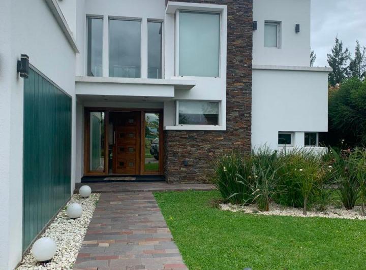 Casa · 367m² · 5 Ambientes · 2 Cocheras