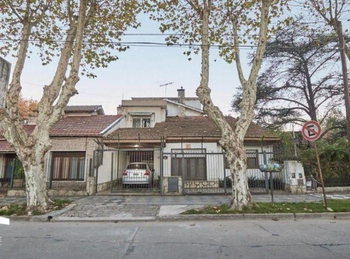 Casa · 335m² · 8 Ambientes · 1 Cochera
