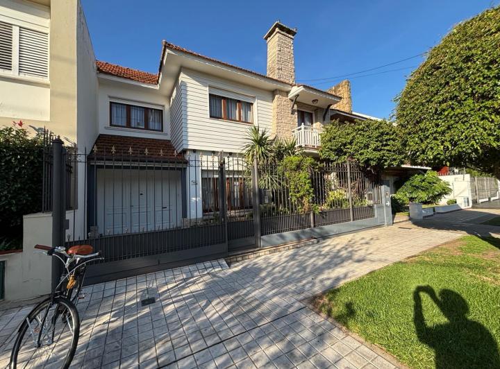 Casa · 300m² · 5 Ambientes · 3 Cocheras