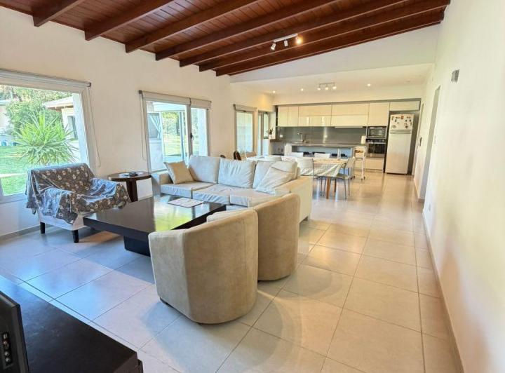 Casa · 336m² · 6 Ambientes · 2 Cocheras
