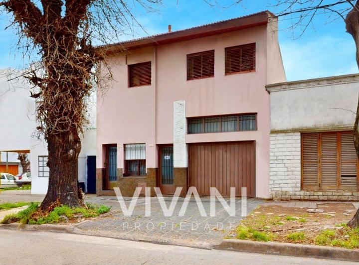 Casa · 273m² · 10 Ambientes · 2 Cocheras