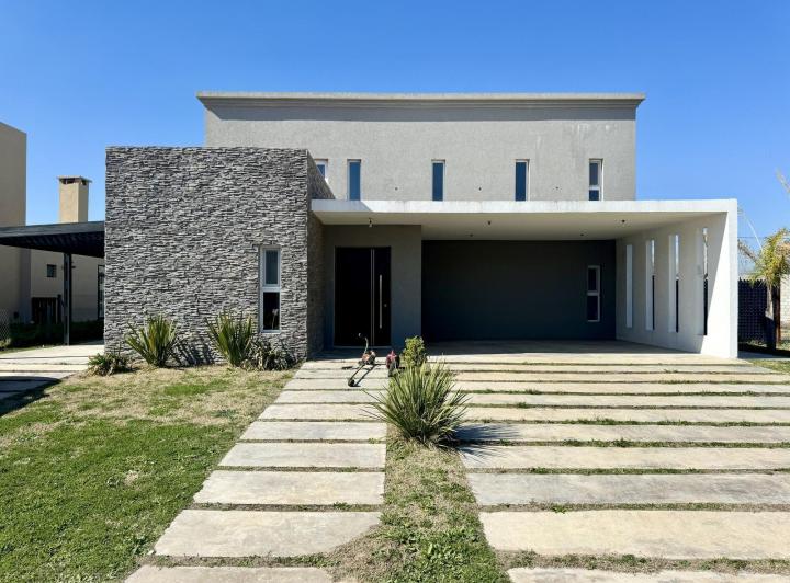 Casa · 200m² · 5 Ambientes · 2 Cocheras