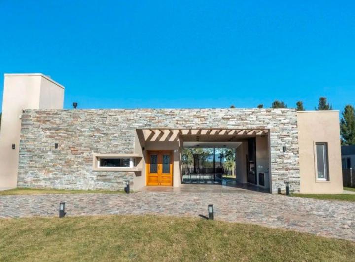 Casa · 130m² · 1 Ambiente · 1 Cochera