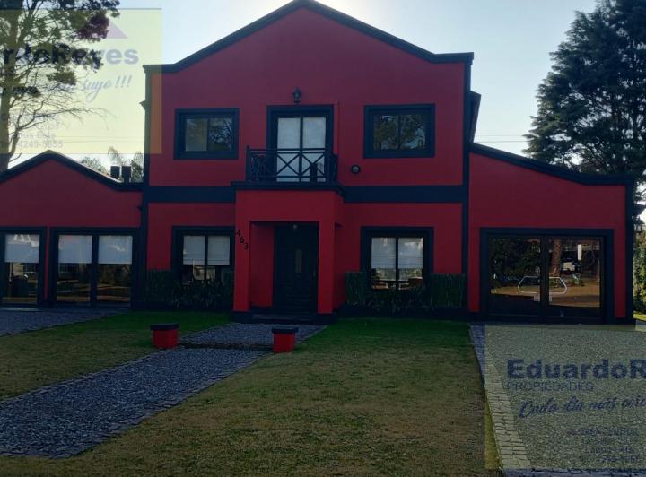 Casa · 250m² · 5 Ambientes · 4 Cocheras