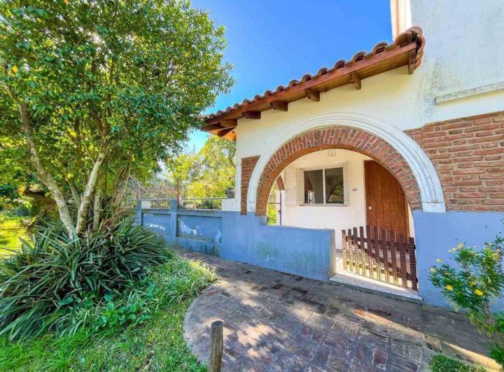 Casa · 250m² · 6 Ambientes · 2 Cocheras