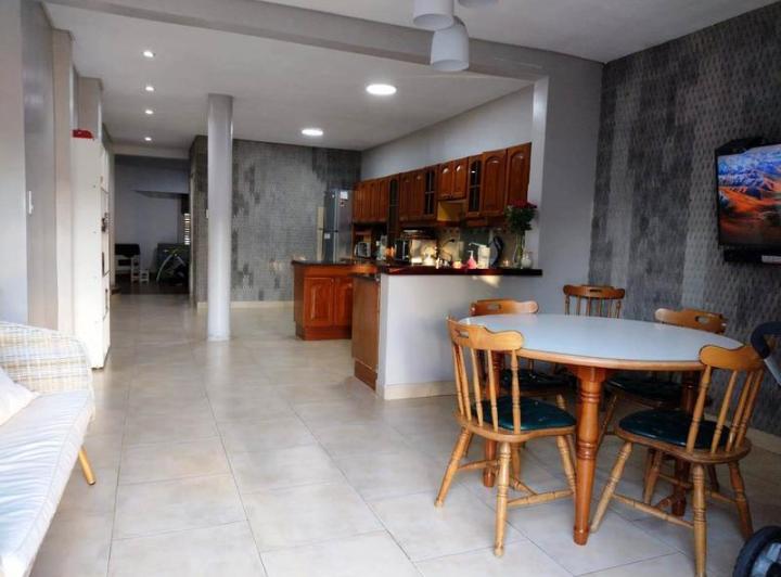 Casa · 200m² · 6 Ambientes · 2 Cocheras
