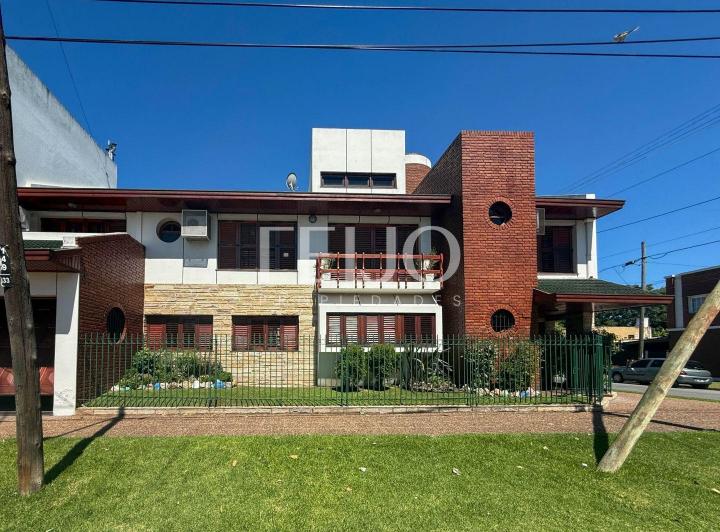 Casa · 266m² · 7 Ambientes · 1 Cochera