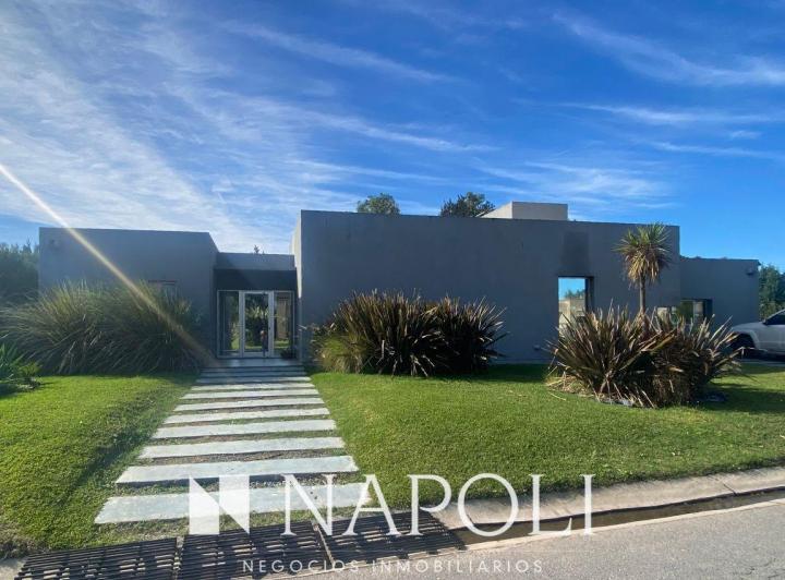 Casa · 240m² · 6 Ambientes · 1 Cochera
