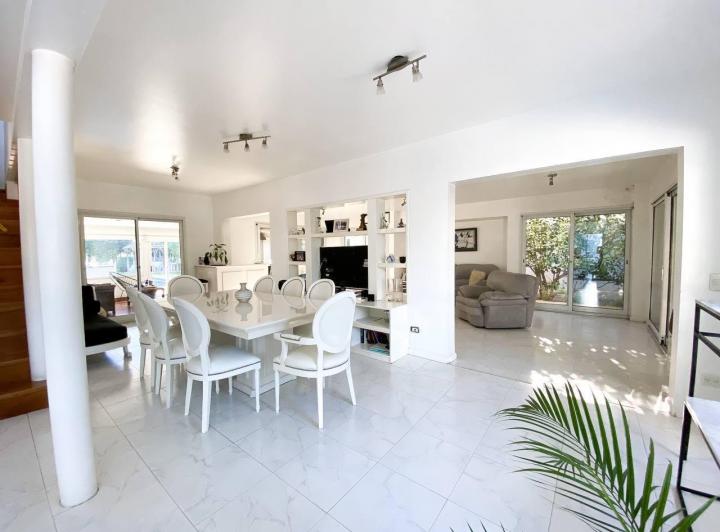 Casa · 711m² · 5 Ambientes · 2 Cocheras